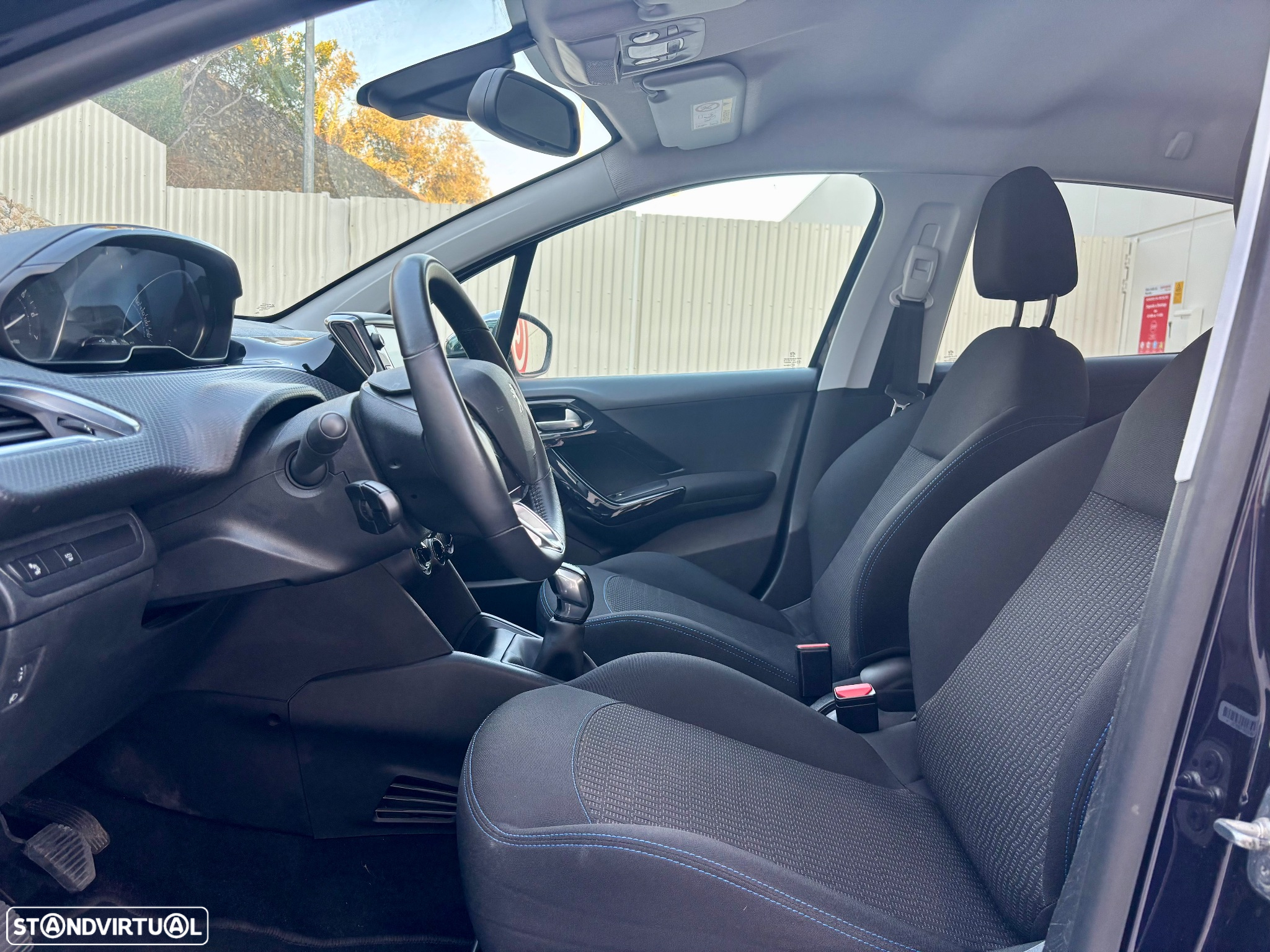 Peugeot 208 1.2 PureTech Signature - 5