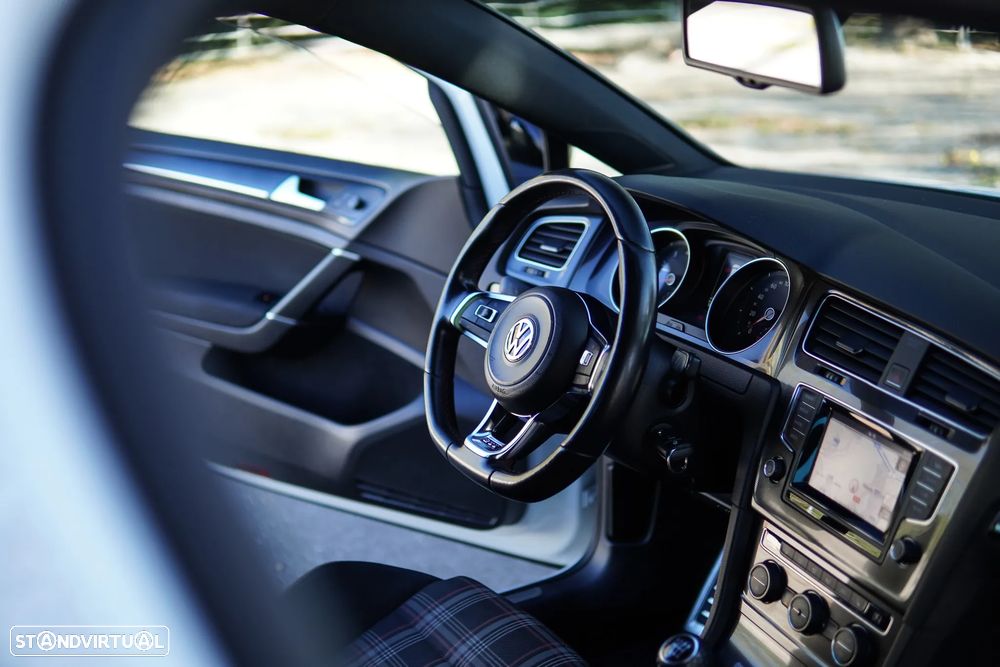 VW Golf GTI Performance BlueMotion - 36