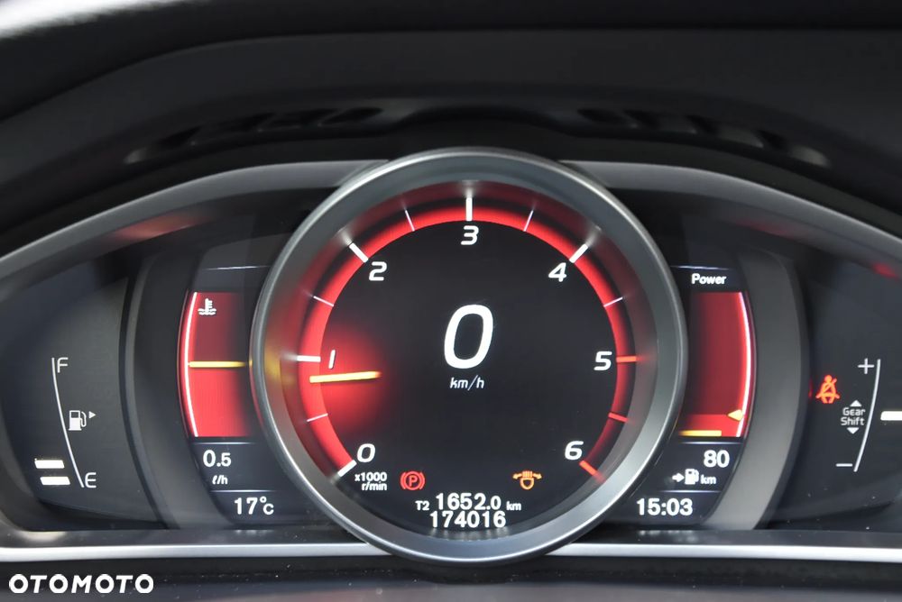 Volvo V40 D3 R-Design - 32