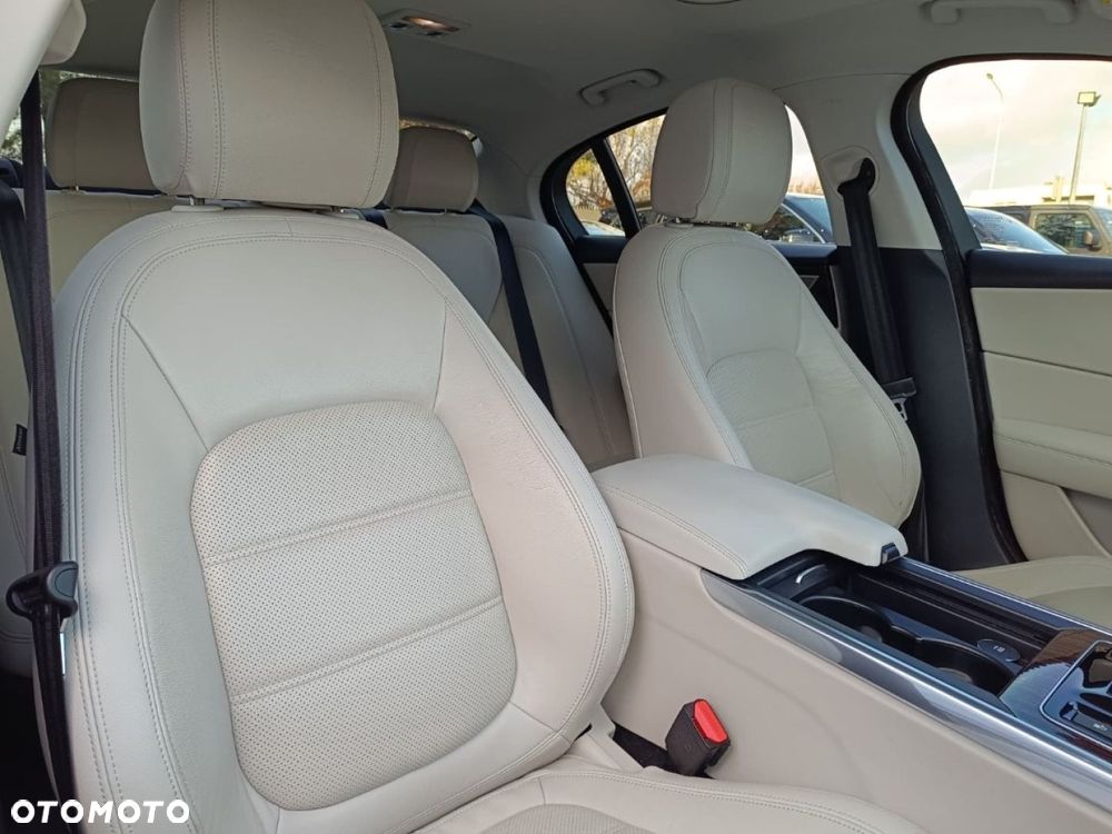 Jaguar XE - 25