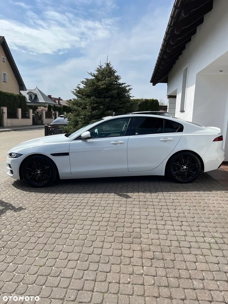 Jaguar XE 2.0 P250 R-Dynamic SE - 11