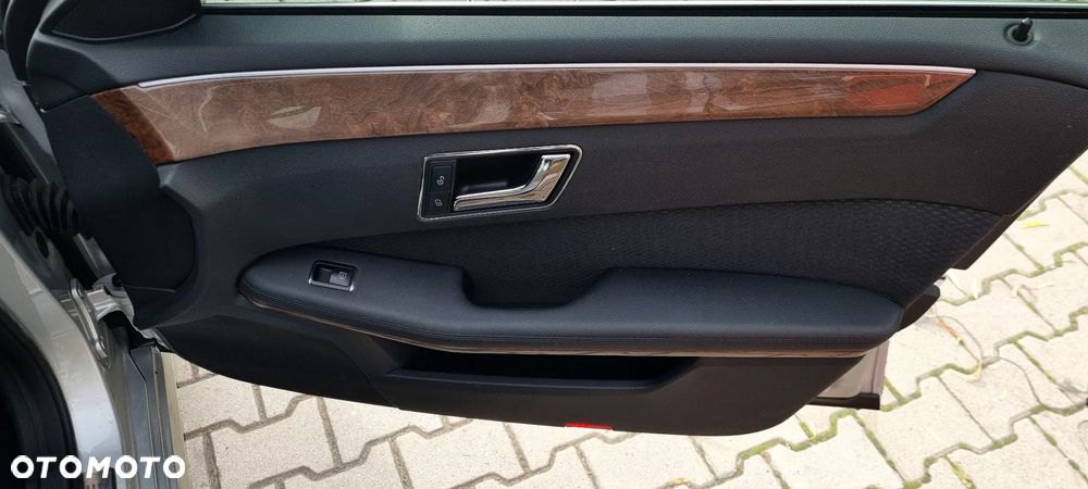 Mercedes-Benz Klasa E 220 T CDI DPF BlueEFFICIENCY Automatik Elegance - 11