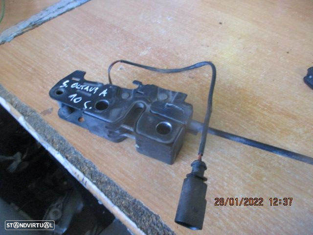 Fecho 1Z0823509E SKODA OCTAVIA 2010 CAPOT 2 PINOS - 4