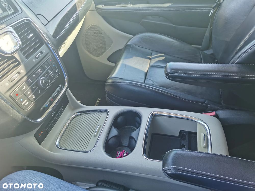 Chrysler Town & Country 3.6 Limited - 21