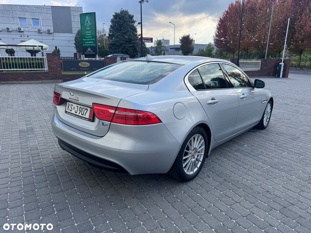 Jaguar XE 20d Portfolio - 9
