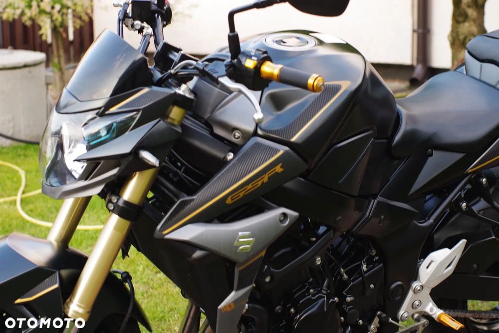 Suzuki GSR - 25