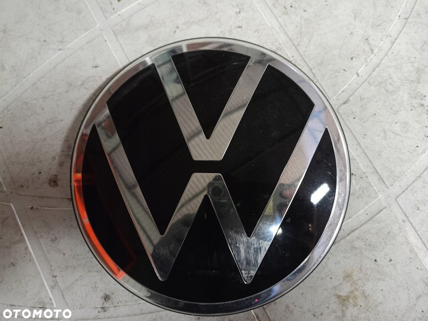 ORYGINALNY EMBLEMAT ZNACZEK VW E-UP 1S6853601E - 1