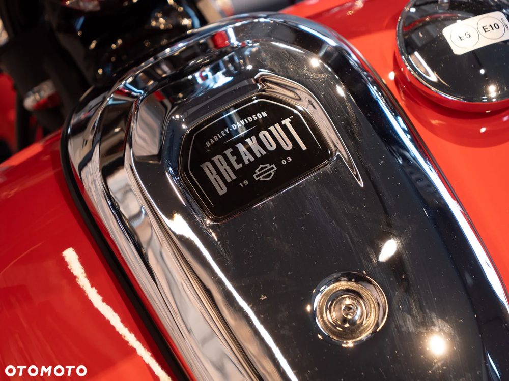 Harley-Davidson Softail Breakout - 12