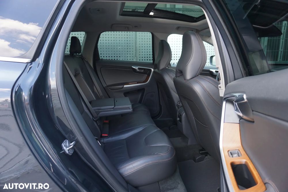 Volvo XC 60 D5 AWD Geartronic Summum - 9