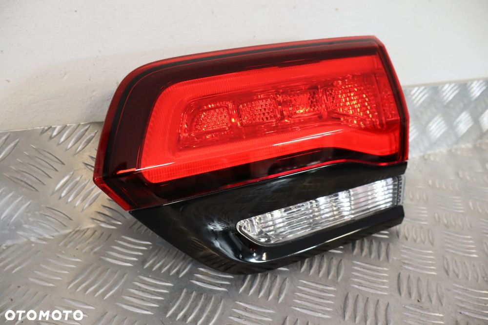 LAMPA TYLNA TYŁ PRAWA W KLAPE JEEP GRAND CHEROKEE IV 4 WK2 LIFT P68142944AJ 2017 - 2