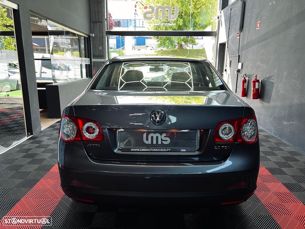 VW Jetta 2.0 TDI Highline - 8