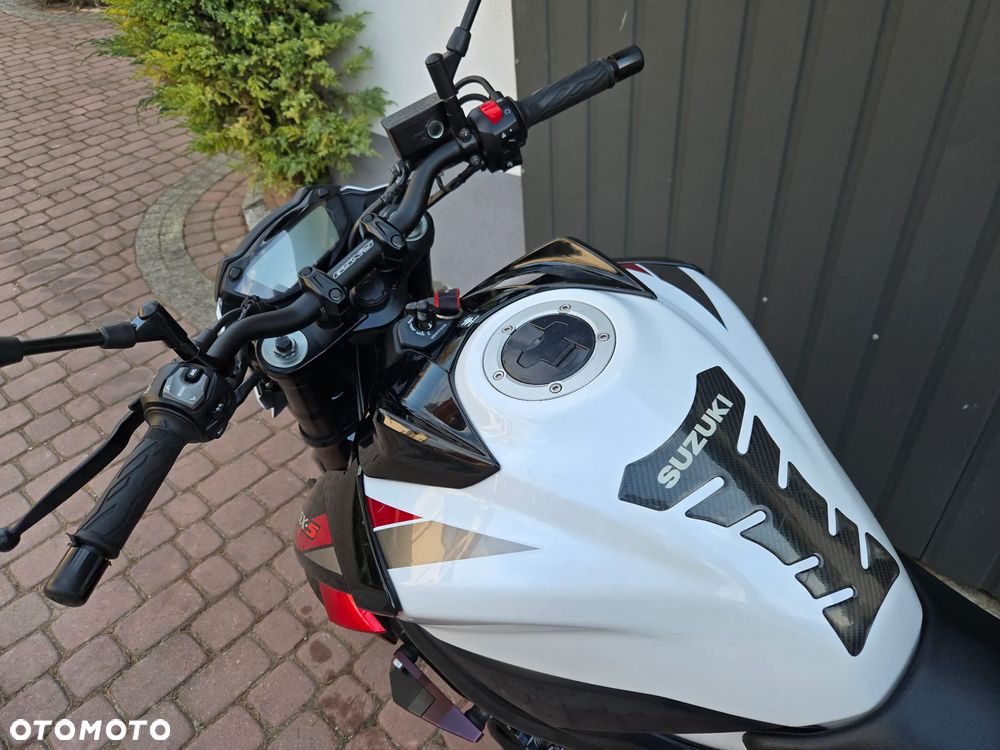 Suzuki GSX - 17