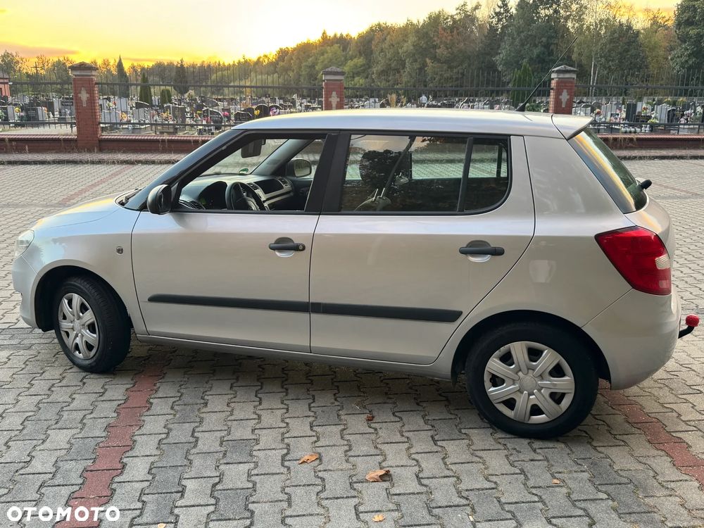 Skoda Fabia 2011 photo 3