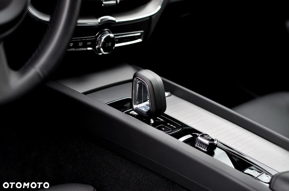 Volvo XC 60 B4 D Plus Dark - 33
