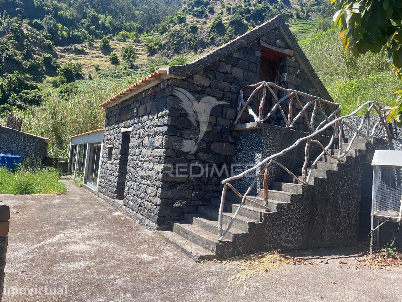 MORADIA T2 TÍPICA MADEIRENSE EM PEDRA – O REFÚGIO PERFEITO NA TABUA... - Grande imagem: 3/21
