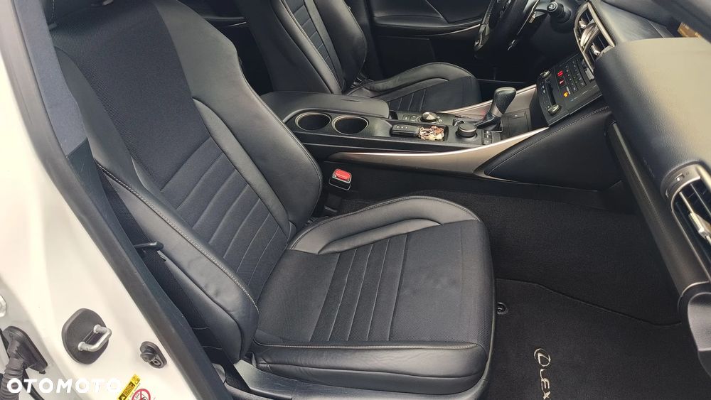 Lexus IS 300h F Sport - 16