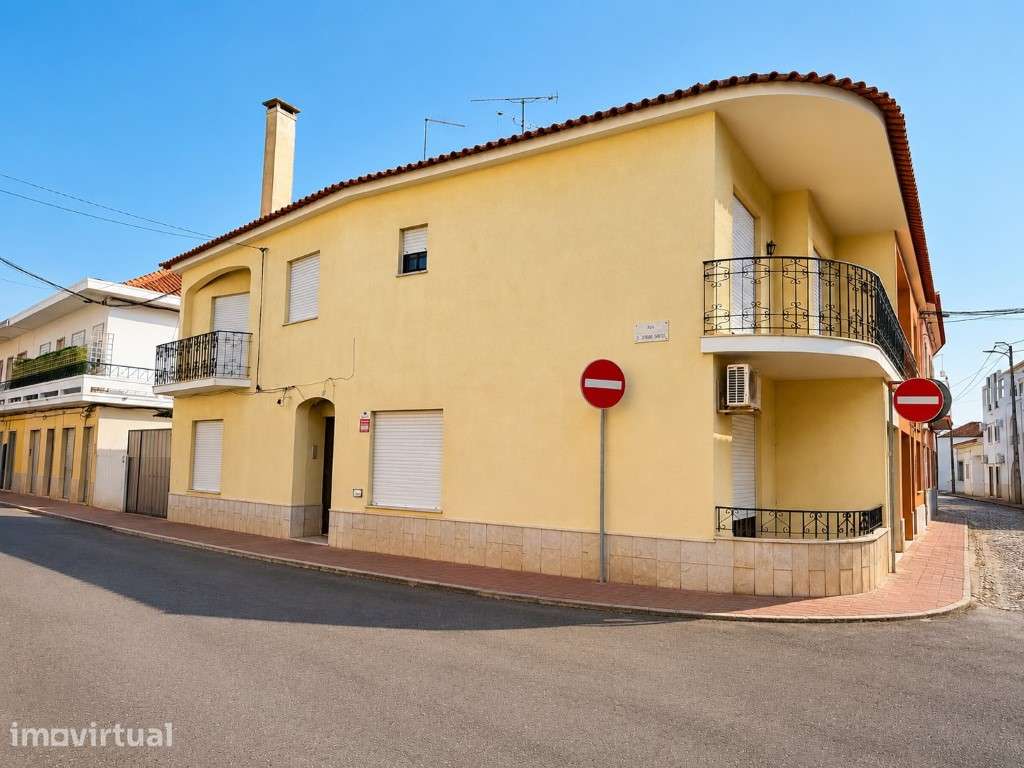 Moradia com garagem e logradouro no centro de Almeirim - potencial ... - Grande imagem: 4/38