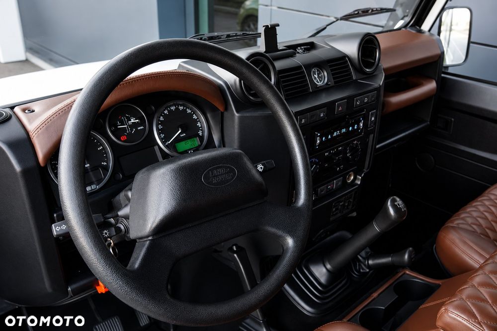 Land Rover Defender 2.4 TD4 SE - 16