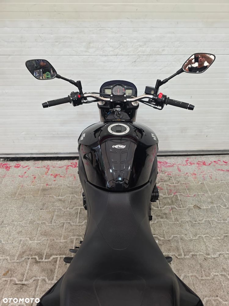 Suzuki GSR - 29