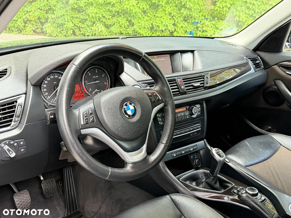 BMW X1 sDrive18d xLine - 32