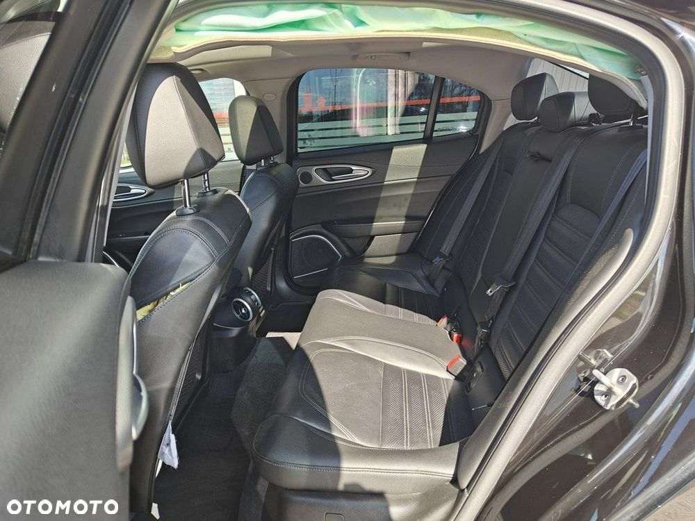 Alfa Romeo Giulia - 17