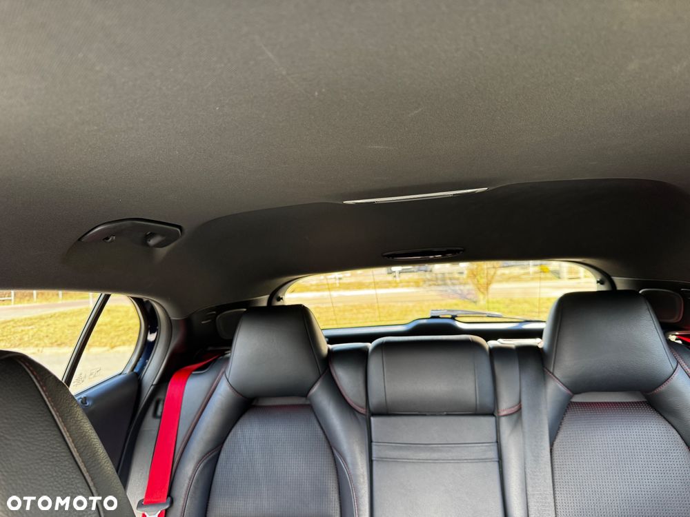 Mercedes-Benz GLA - 25