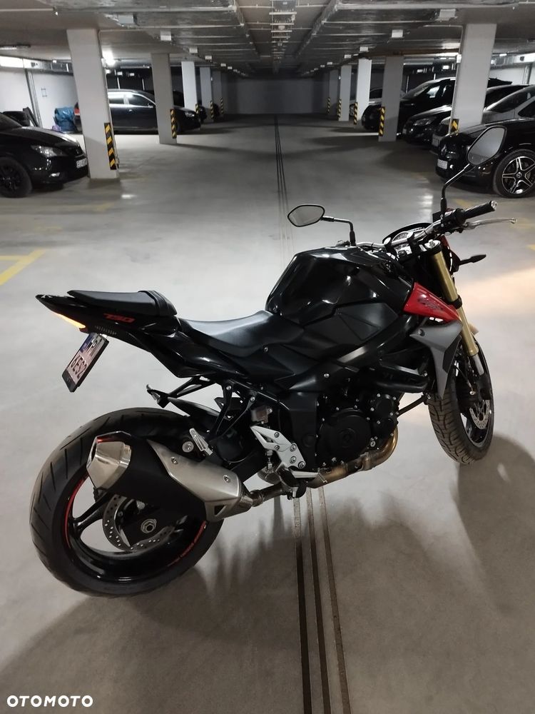 Suzuki GSR - 15
