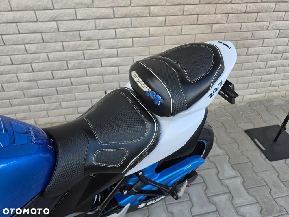 Suzuki GSR - 4