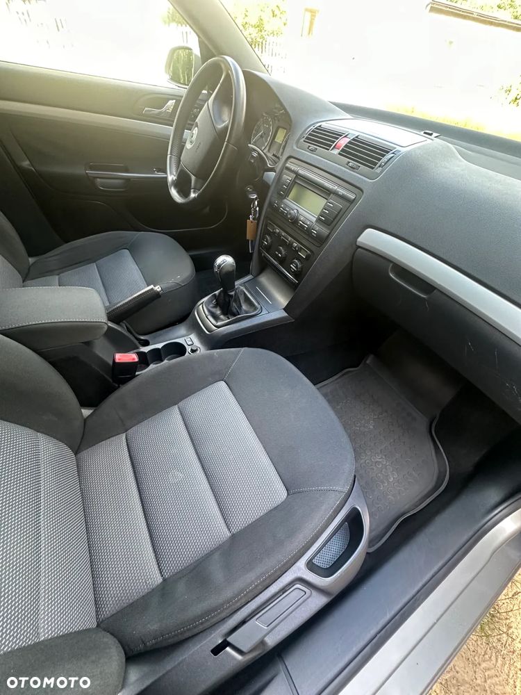 Skoda Octavia 1.6 Combi Ambiente - 15