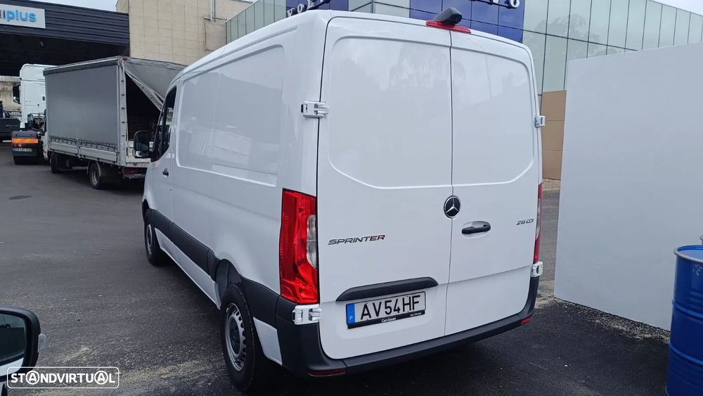 Mercedes-Benz Sprinter Furgão 215 / 32 3T - 4
