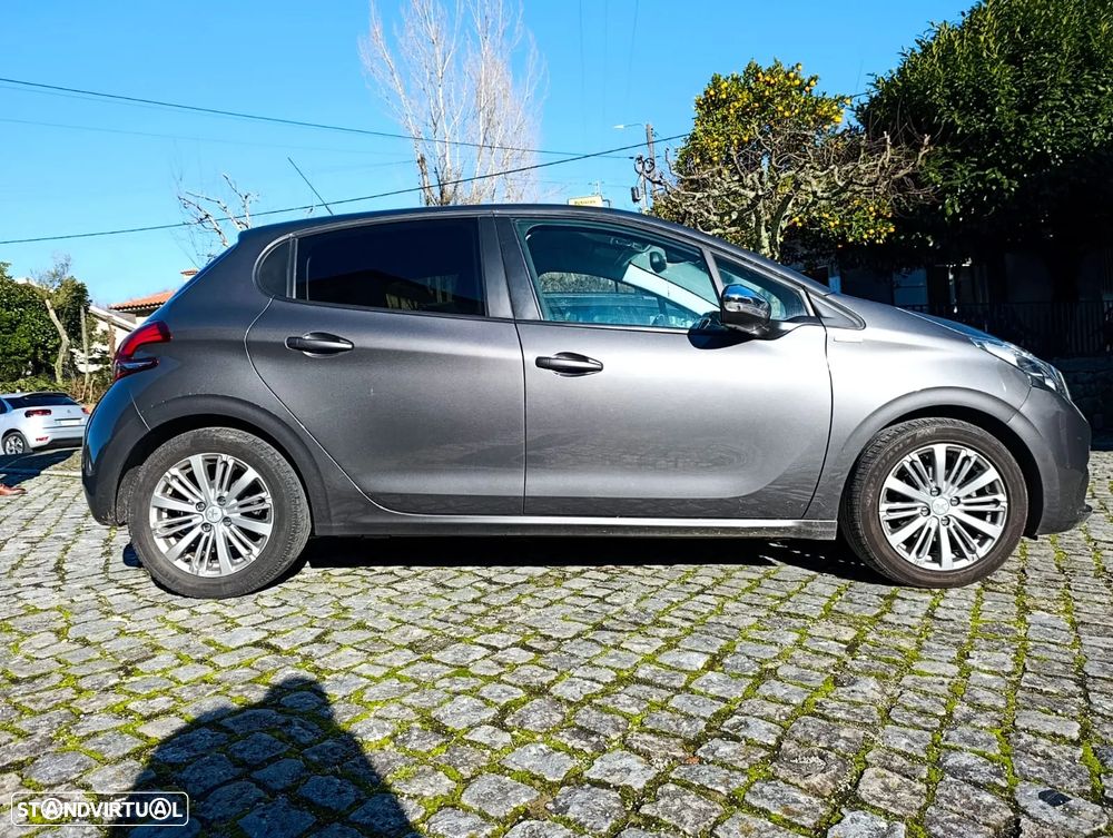 Peugeot 208 2018 photo 3