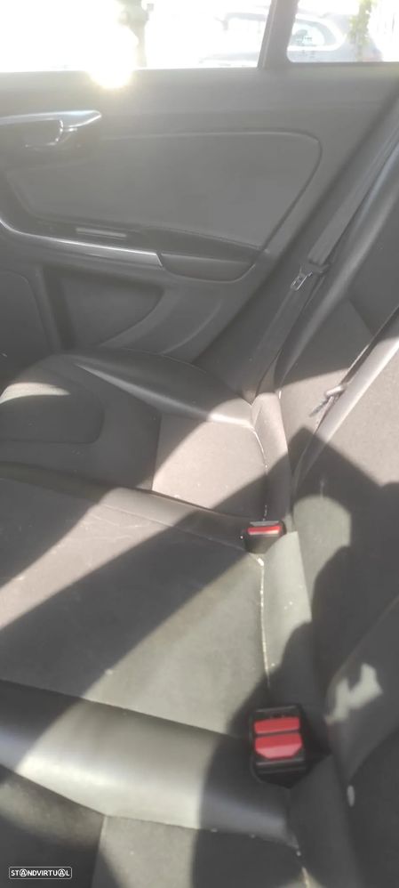 Volvo V60 2.0 D4 Momentum Geartronic - 8