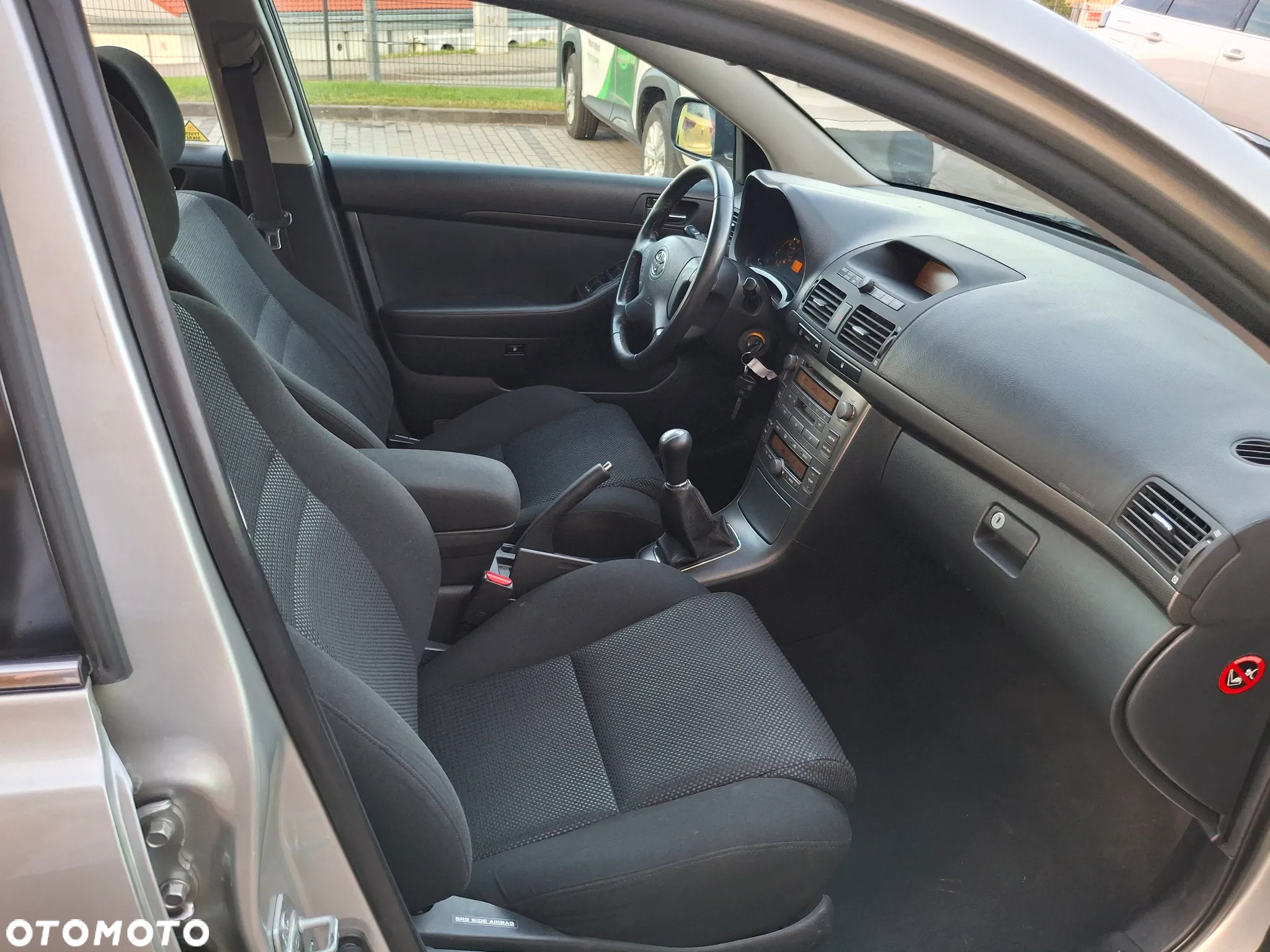 Toyota Avensis 1.8 VVT-i Combi Executive - 25