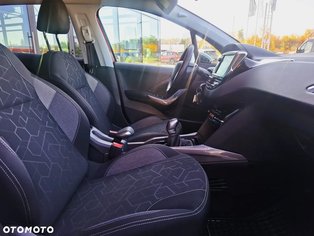 Peugeot 2008 1.2 Pure Tech Style S&S - 17