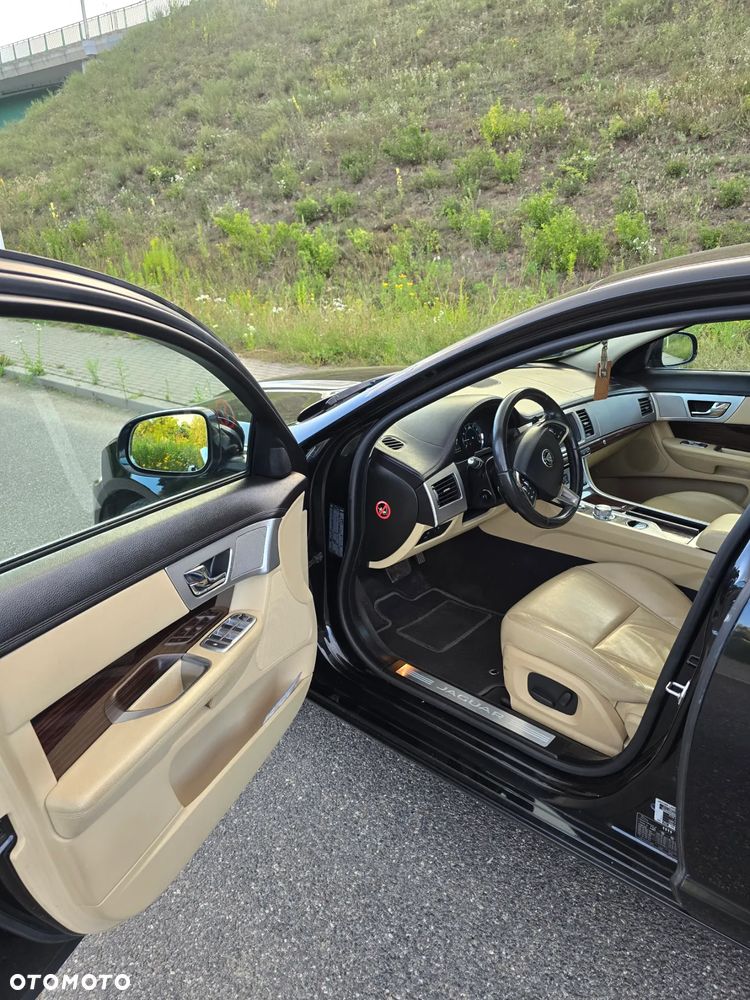 Jaguar XF 2.0 T Luxury - 6