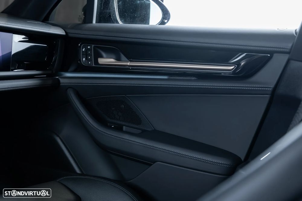 Porsche Panamera 4 E-Hybrid - 36