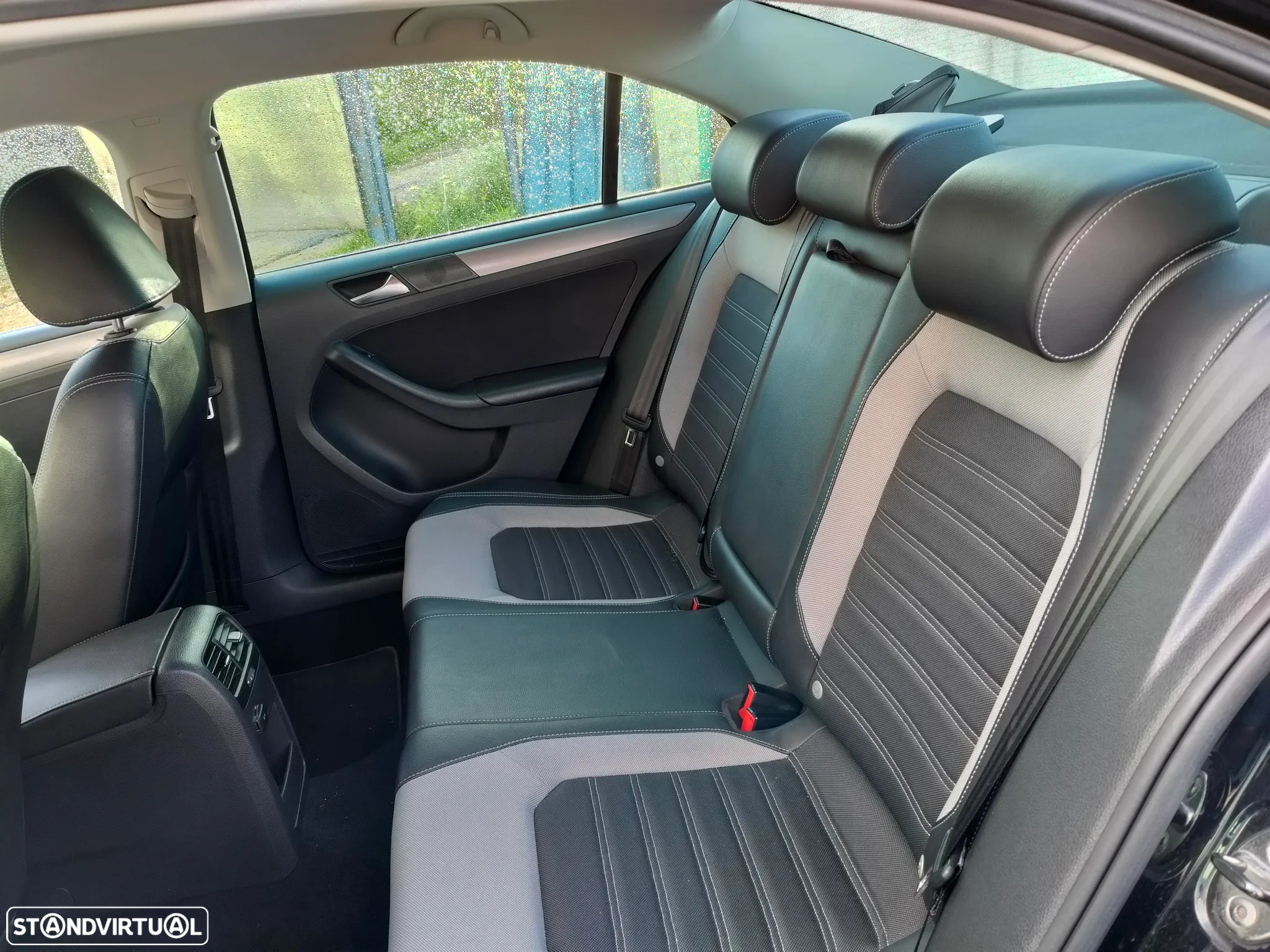 VW Jetta 2.0 TDI Highline - 17