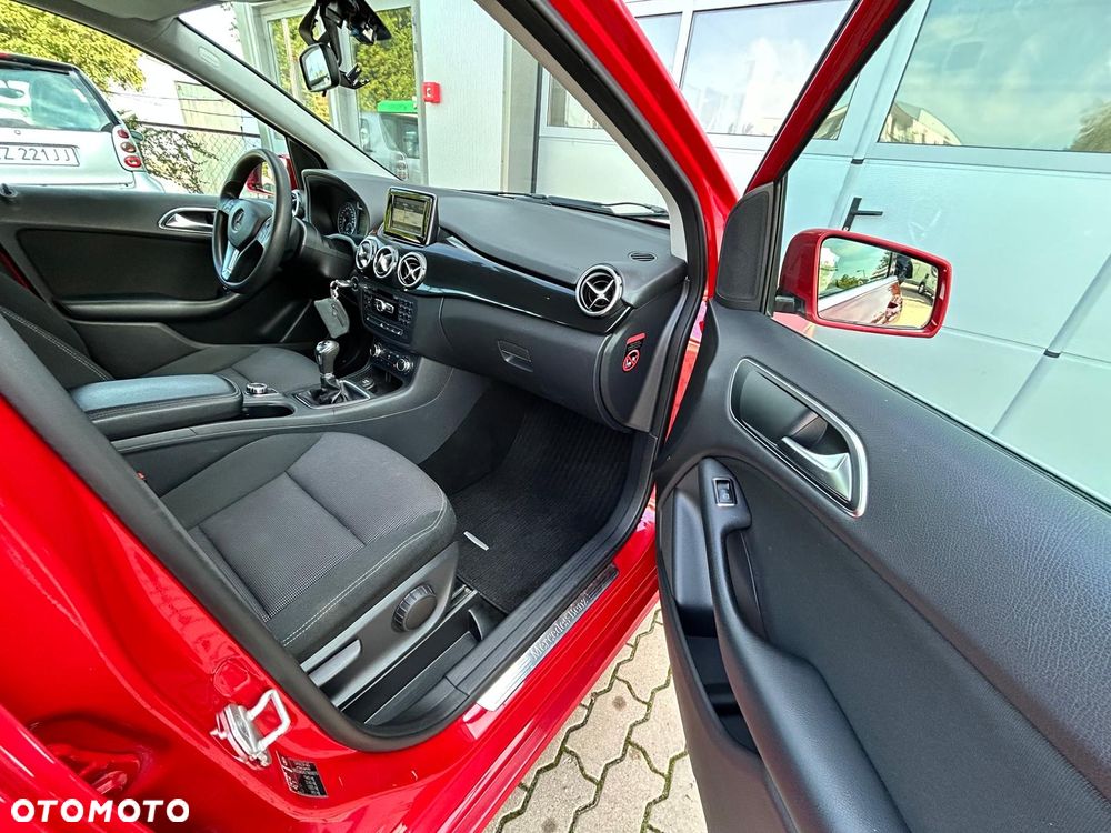 Mercedes-Benz Klasa B 180 Edition - 17
