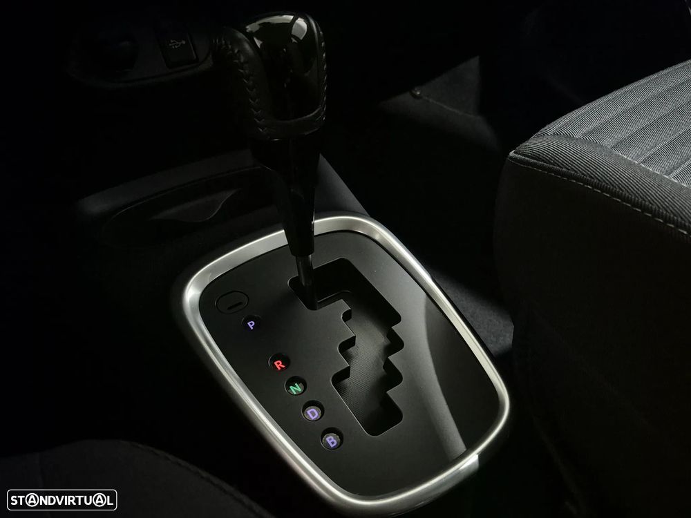 Toyota Yaris 1.5 HSD Comfort +P.Style+P.Techno - 22