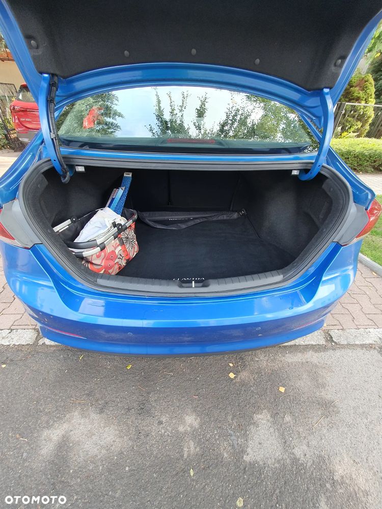 Hyundai Elantra 1.6 Comfort - 12