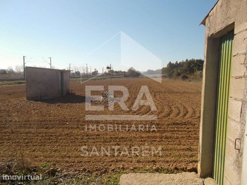 Terreno com Armazém e 2 Furos.
