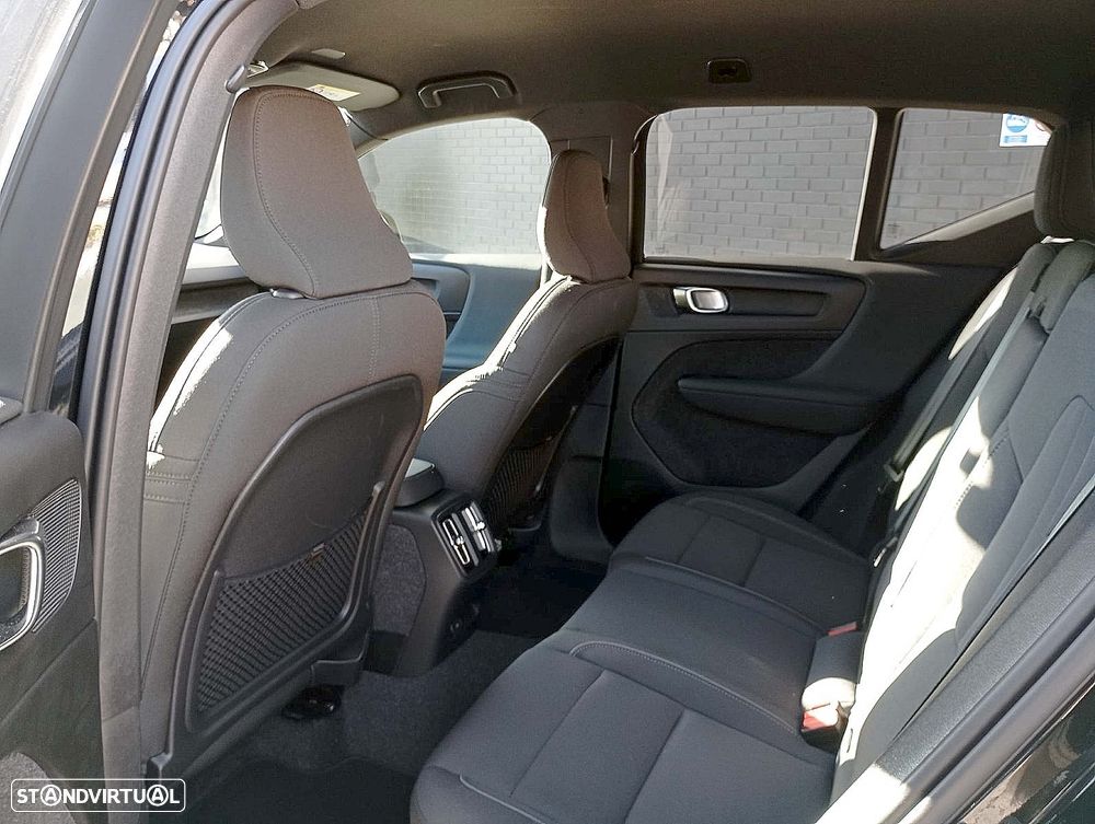 Volvo EX40 82 kWh Single Motor Extended Range Black Edition - 4