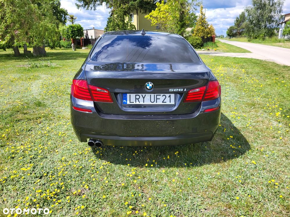 BMW Seria 5 528i - 11