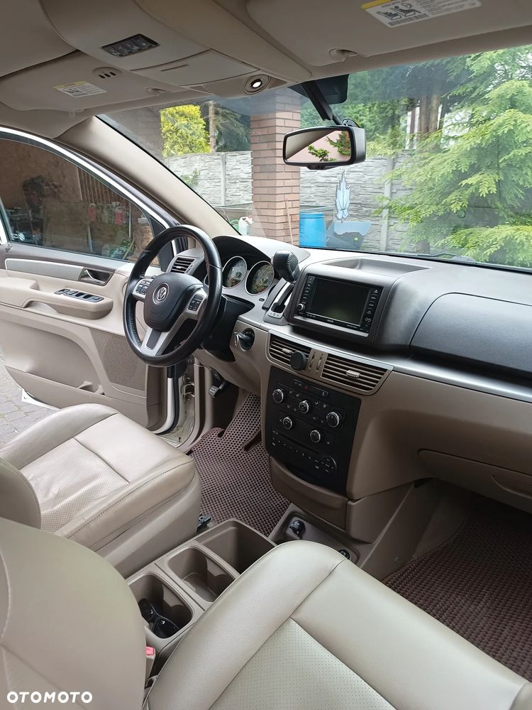 Volkswagen Routan - 7