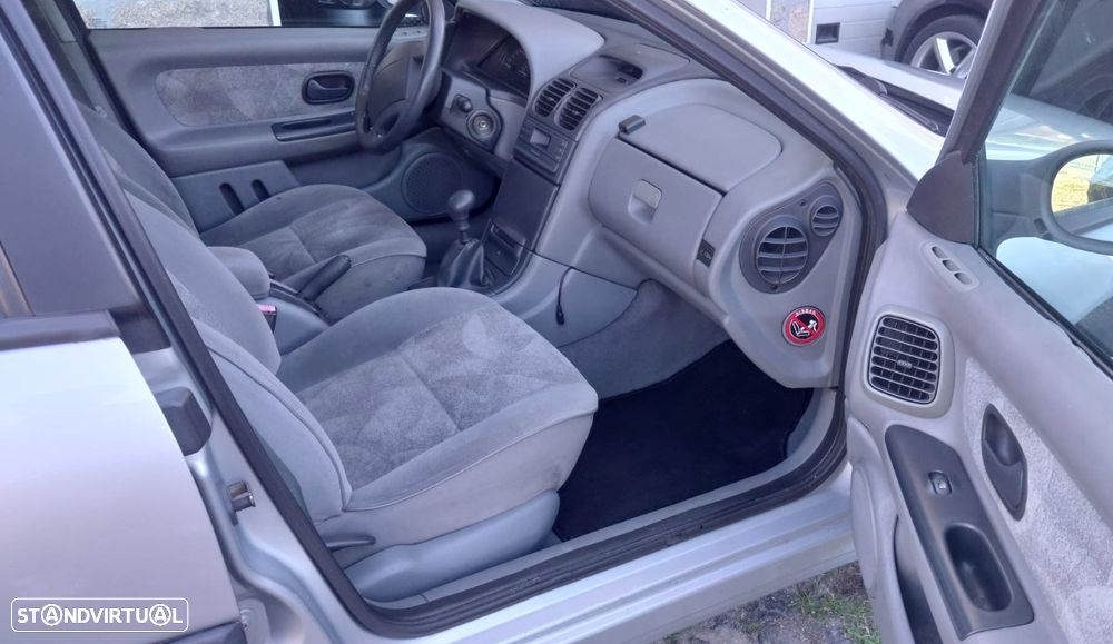 Renault Laguna Break 1.9 dTi RXE - 10