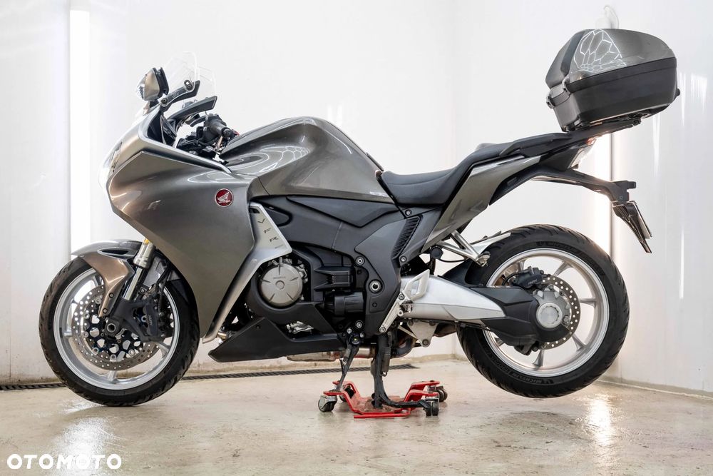 Honda VFR - 10