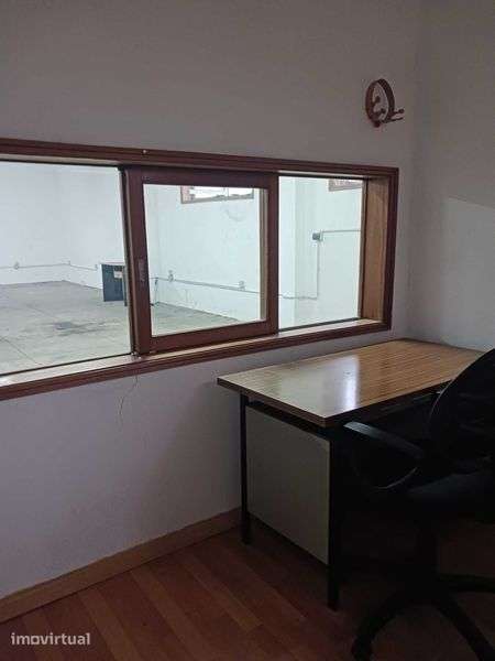 Arrenda Armazém com 220m² com escritório - Grande imagem: 4/7