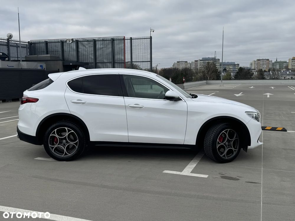 Alfa Romeo Stelvio 2.0 Turbo 16V AT8-Q4 Ti - 3
