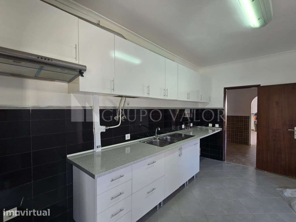 Apartamento T2 renovado na Rua Camilo Castelo Branco, 2 em Lourel-S... - Grande imagem: 5/17