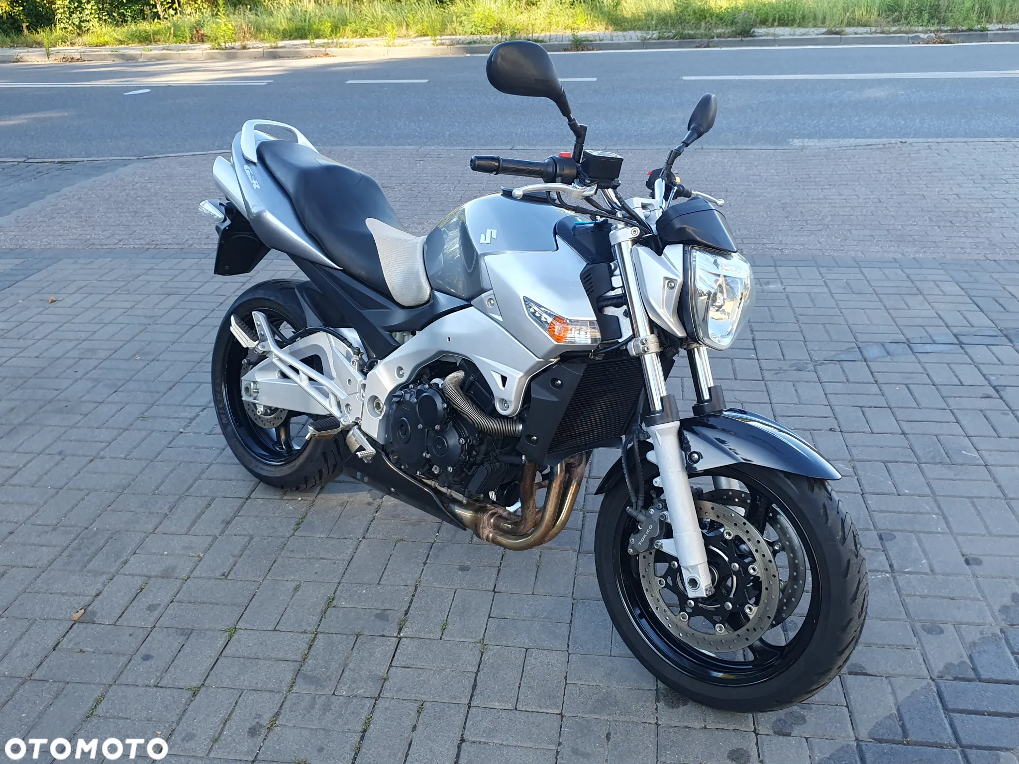 Suzuki GSR - 6